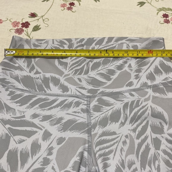 Alo Yoga Palm Springs airbrushed white leggings leaves stripes women's medium - Picture 4 of 11